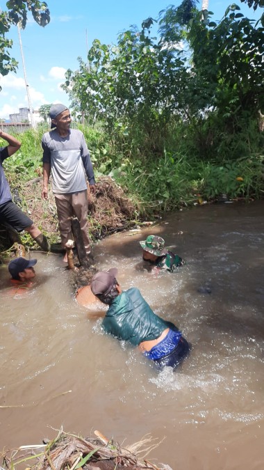 Babinsa Koramil 406-06/Tugumulyo Bersama Masyarakat Lakukan Gotong Royong di Sungai Irigasi