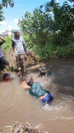 Babinsa Koramil 406-06/Tugumulyo Bersama Masyarakat Lakukan Gotong Royong di Sungai Irigasi