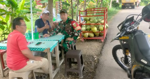 Babinsa Serma Asep Juliansyah Laksanakan Komsos Bersama Masyarakat RT 01, Kelurahan Lubuk Kupang
