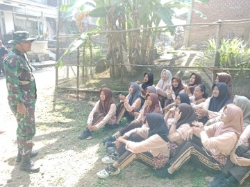 Babinsa Koramil 406-05/Muara Kelingi Melaksanakan Kegiatan Komsos dengan Anak-anak Pramuka