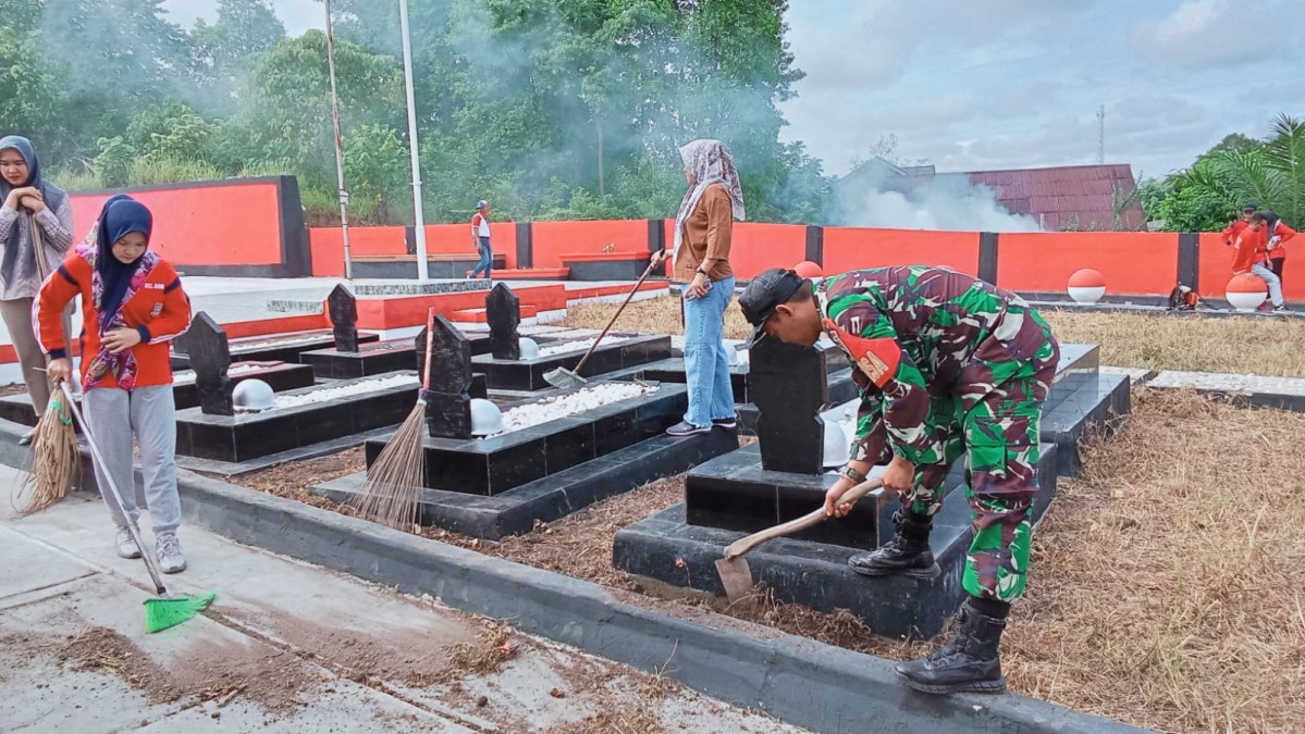 Babinsa Koramil 406-01/Rawas Ulu Bersama Anggota Kecamatan Gelar Gotong Royong di Makam Pahlawan