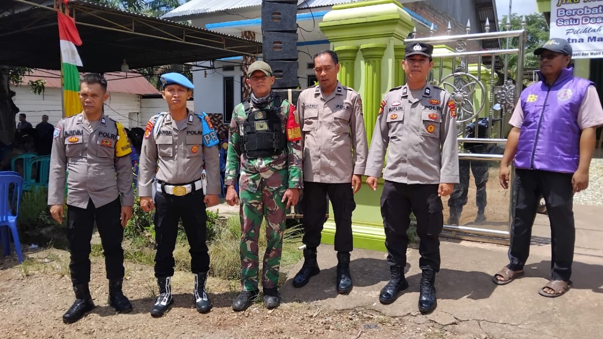 Babinsa Koramil 406-04/Muara Lakitan Bersama Anggota Polsek Monitor Pembukaan Turnamen Voli dan Kampanye Pasangan No Urut 01