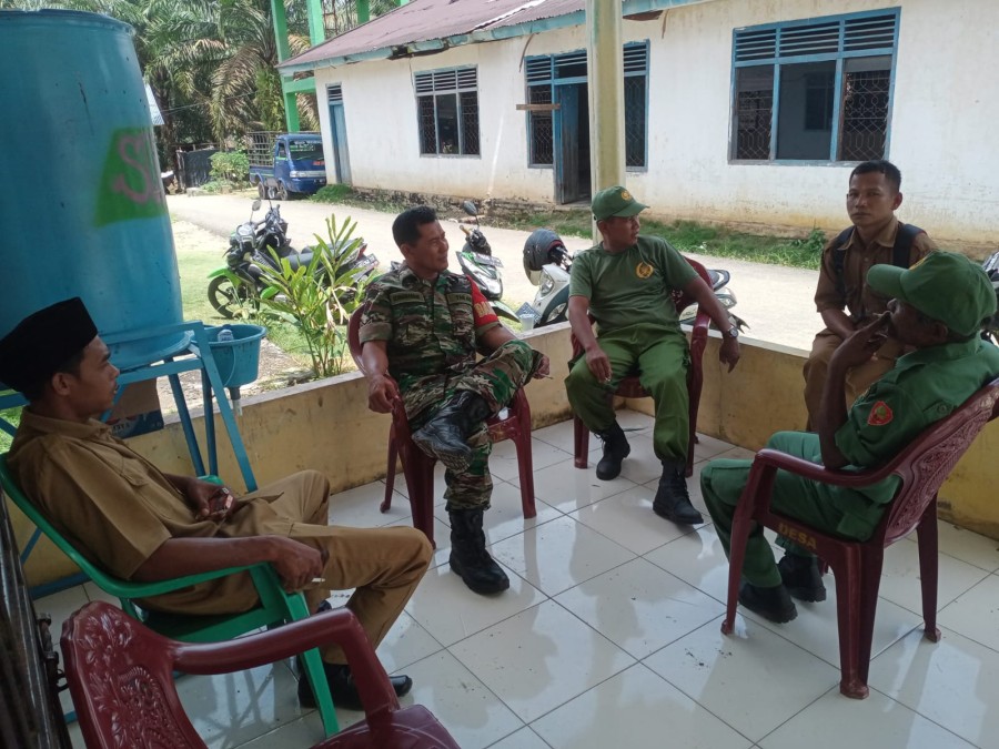 Babinsa Koramil 406-09/Terawas Serka Kimbing Laksanakan Komsos Bersama Perangkat Desa dan Anggota Linmas.