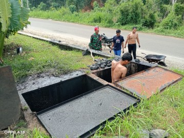 Babinsa Koramil 406-08/Lubuk Linggau Sertu M.Tarhib Sosialisasikan Pentingnya Menjaga Kebersihan Drainase Kepada Warga