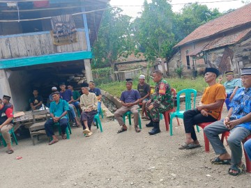 Babinsa Koramil 406-03/Rupit, Koptu Desi Iskandar, Hadiri Hajatan Warga dan Laksanakan Komsos di Desa Lubuk Rumbai