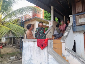 Jalin Rasa Keakraban, Babinsa Koramil 406-03/Rupit Laksanakan Komsos dengan Warga Desa Embacang Baru Ilir