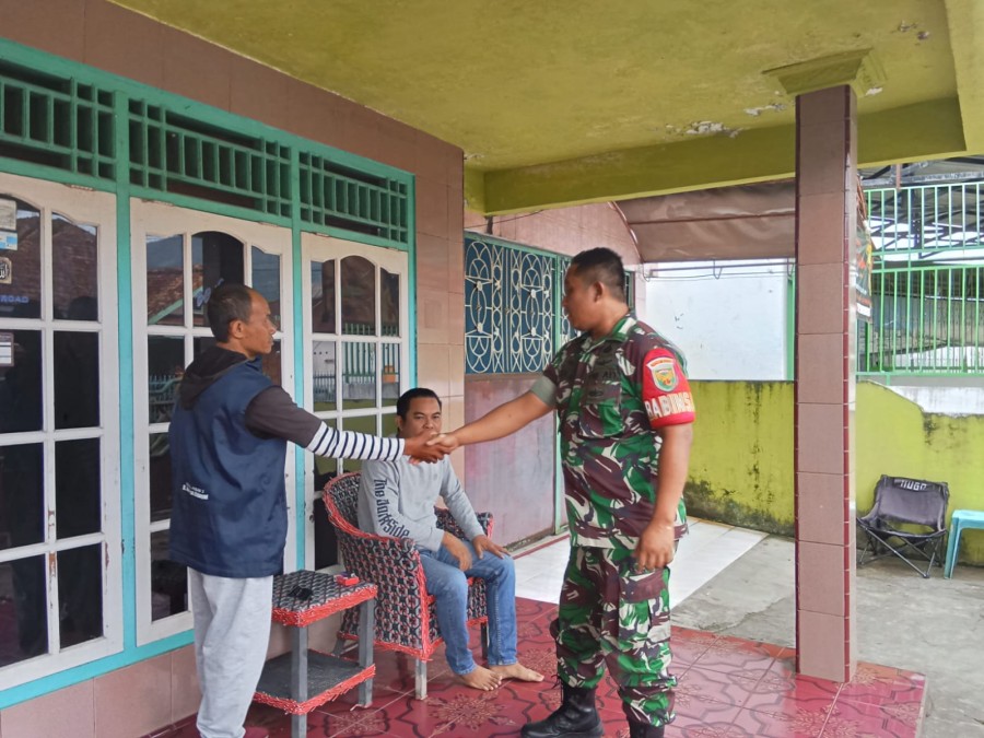 Babinsa Koptu Feri Kurniawan Laksanakan Kunjungan Silaturahmi dan Komsos di Rumah Warga Binaannya