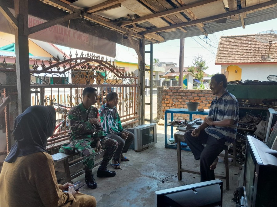 Babinsa Koramil 406-08/Lubuklinggau Serka Sopian Efendi Gelar Komsos dengan Warga, Berikan Himbauan Keamanan Penggunaan Listrik