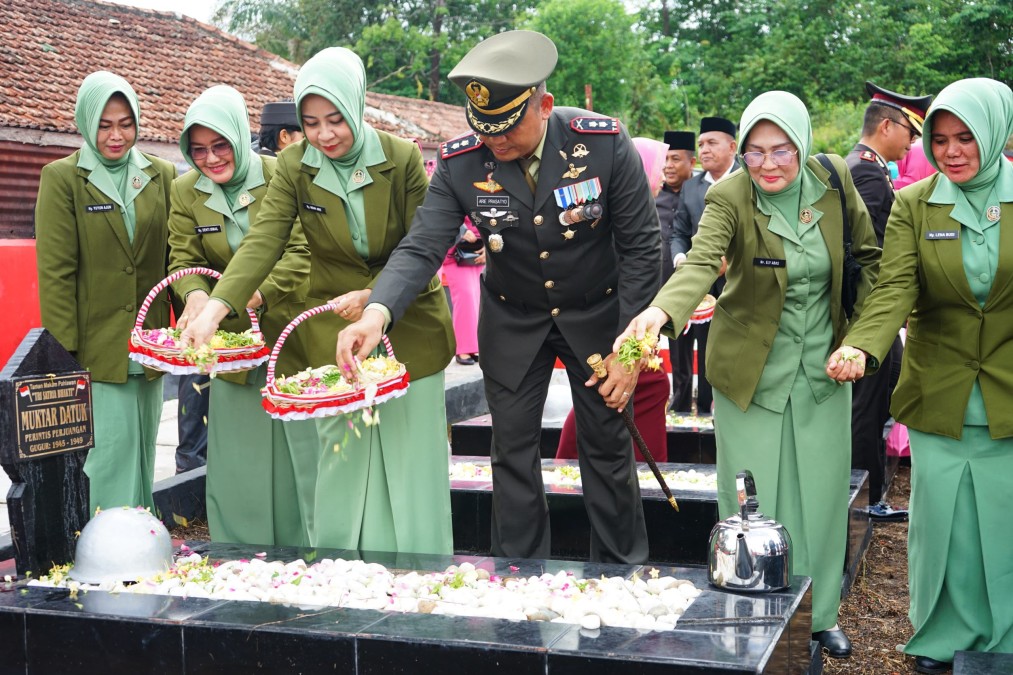 Dandim 0406/Lubuk Linggau Bertindak Sebagai Inspektur Upacara Pada Ziarah Nasional Hari Pahlawan