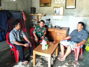 Silaturahmi dan Komsos Babinsa Koramil 406-04/Muara Lakitan Sertu Wahyu Nugroho dengan Tokoh Masyarakat Desa SP 5 Tri Anggun Jaya