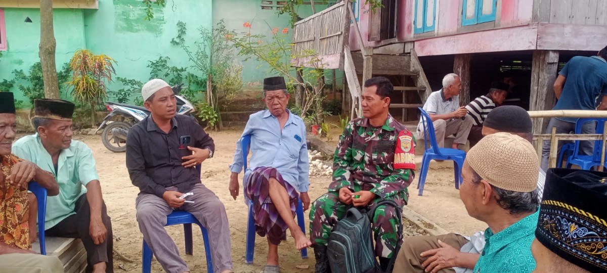 Babinsa Koramil 406-09/Terawas Serka Kimbing Lakukan Komsos Bersama Warga Untuk Tingkatkan Keamanan dan Kenyamanan.