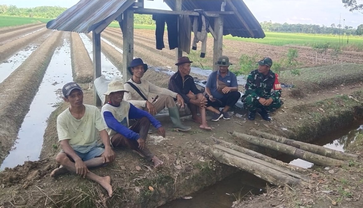 Babinsa Koramil 406-04/Muara Lakitan Jalin Silaturahmi dengan Kelompok Tani di Desa Wonosari