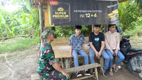 Babinsa Koramil 406-04/Muara Lakitan Sertu Antoni Jalin Komsos dengan Pelajar SMU, Himbau Hindari Judi, Game Online, dan Narkoba