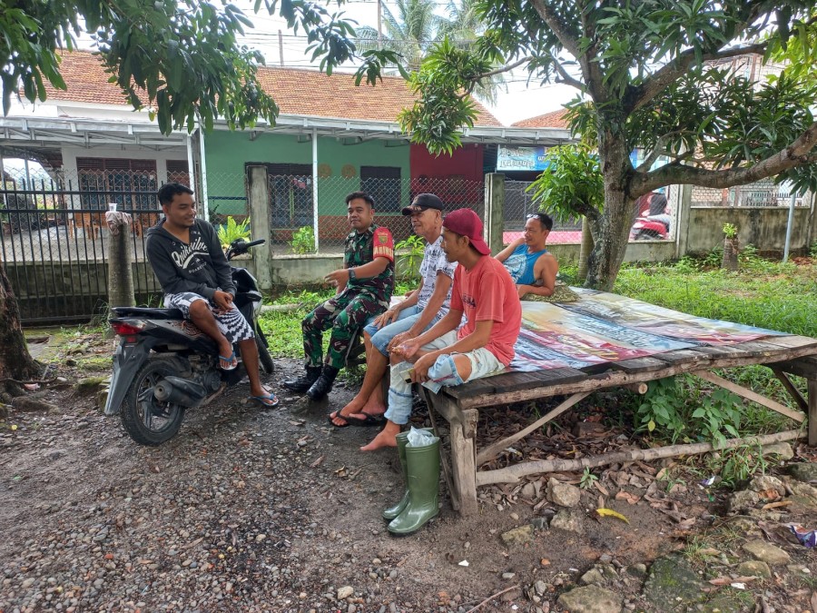 Babinsa Koramil 406-05/Muara Kelingi Melaksanakan Komsos di Desa Kembang Tanjung