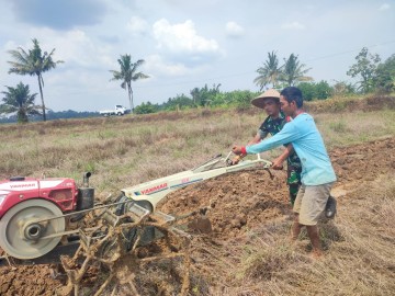 Babinsa Koramil 406-09/Terawas Sertu Adi Susanto Dampingi Petani Membajak Sawah