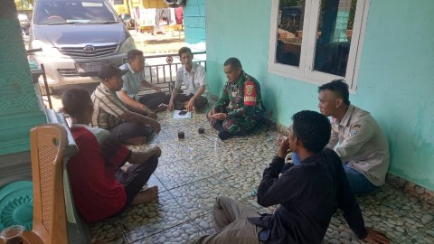 Babinsa Koramil 406-03/Rupit Melaksanakan Komsos Bahas Keamanan Desa Rantau Jaya