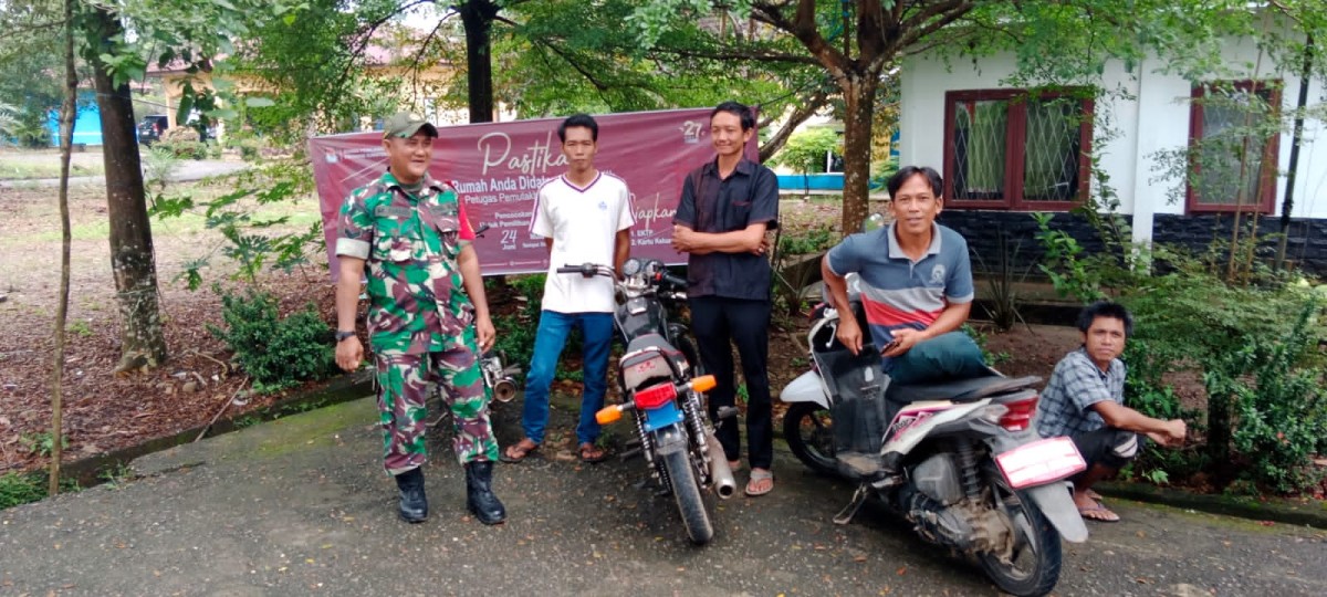 Babinsa Koramil 406-07/Jayaloka Gelar Kegiatan Komsos dengan Perangkat Desa Sugihwaras, Berikan Himbauan Cegah Karhutla