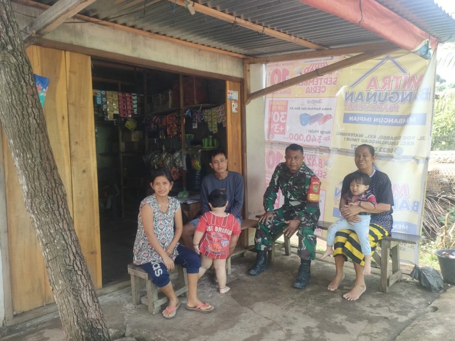 Babinsa Koramil 406-02/Rawas Ilir Serda M. Irfan Sambangi Warga Binaan di Desa Bina Karya