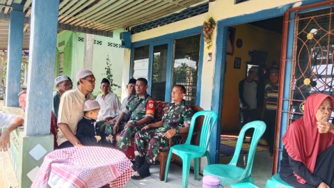 Danramil 406-09/Terawas Lettu Inf Abdi Nusa Putra Melayat ke Rumah Duka sebagai Bentuk Kepedulian.