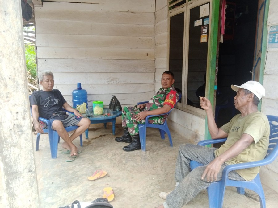 Babinsa Koramil 406-07/Jayaloka Jalin Komunikasi Sosial dengan Warga Desa Ciptodadi 2