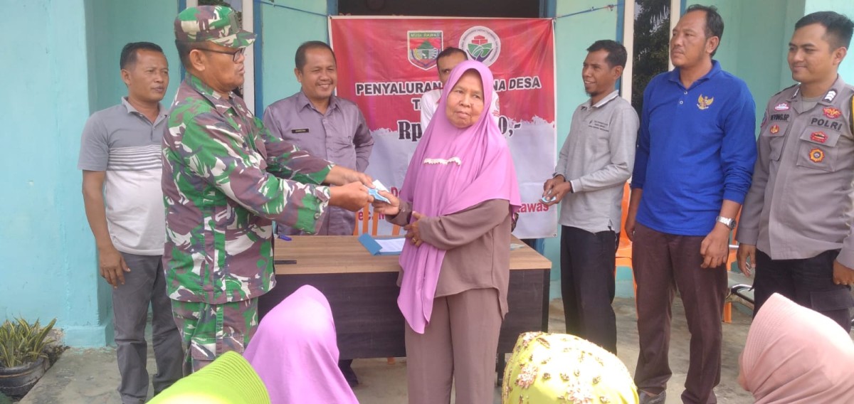 Babinsa Koramil 406-04/Muara Lakitan Pelda Rudy Yanto Lakukan Pendampingan Pembagian BLT di Desa Muara Megang