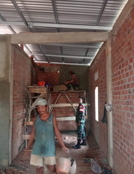 Babinsa Koramil 406-02/Rawas Ilir Tinjau Warga yang Sedang Bekerja Bangun Rumah di Desa Mandi Angin