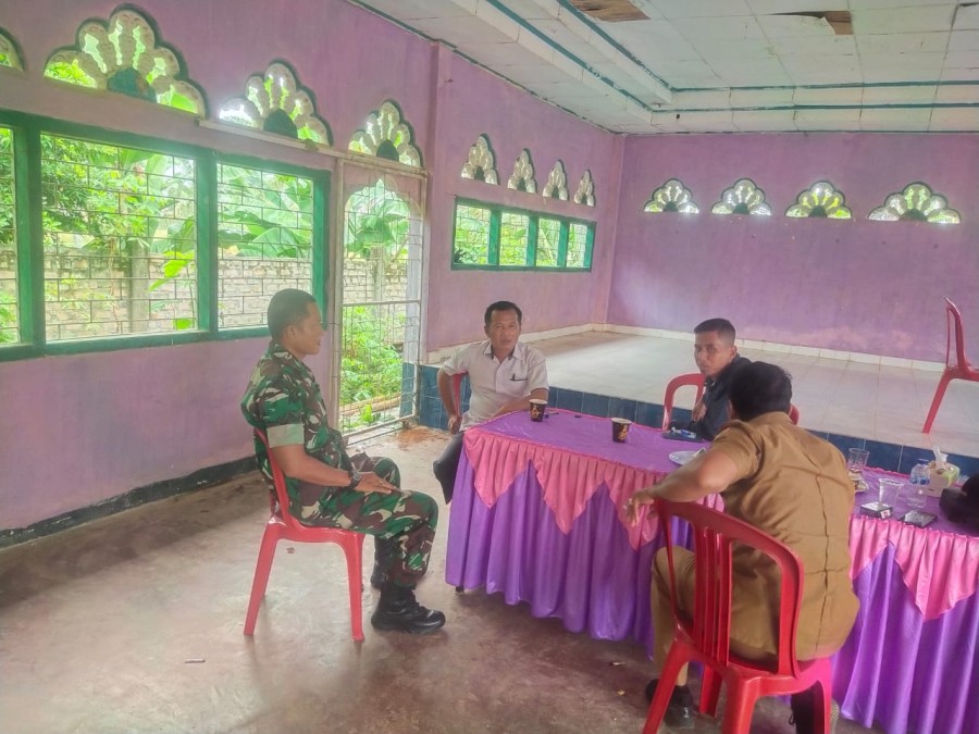 Babinsa Koramil 406-04/Muara Lakitan Sertu Tugianto Jalin Komsos dengan Kepala Desa dan Perangkat Desa Wonosari