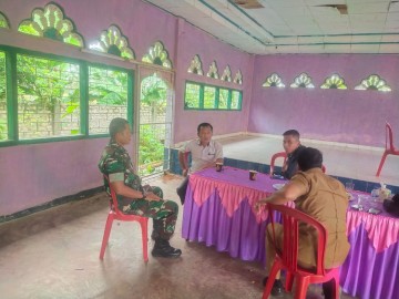 Babinsa Koramil 406-04/Muara Lakitan Sertu Tugianto Jalin Komsos dengan Kepala Desa dan Perangkat Desa Wonosari