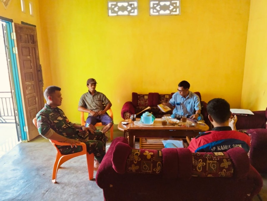 Babinsa Koramil 406-04/Muara Lakitan Sertu Wahyu Nugroho Laksanakan Silaturahmi dan Komsos dengan Tokoh Masyarakat Desa SP 5 Tri Anggun Jaya