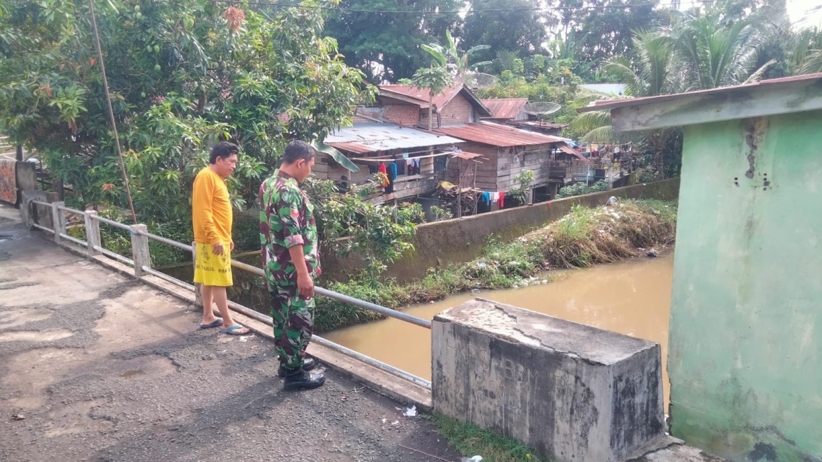 Babinsa Koramil 406-08/Lubuk Linggau Pantau Debit Sungai dan Ingatkan Warga Tetap Waspada di Musim Hujan