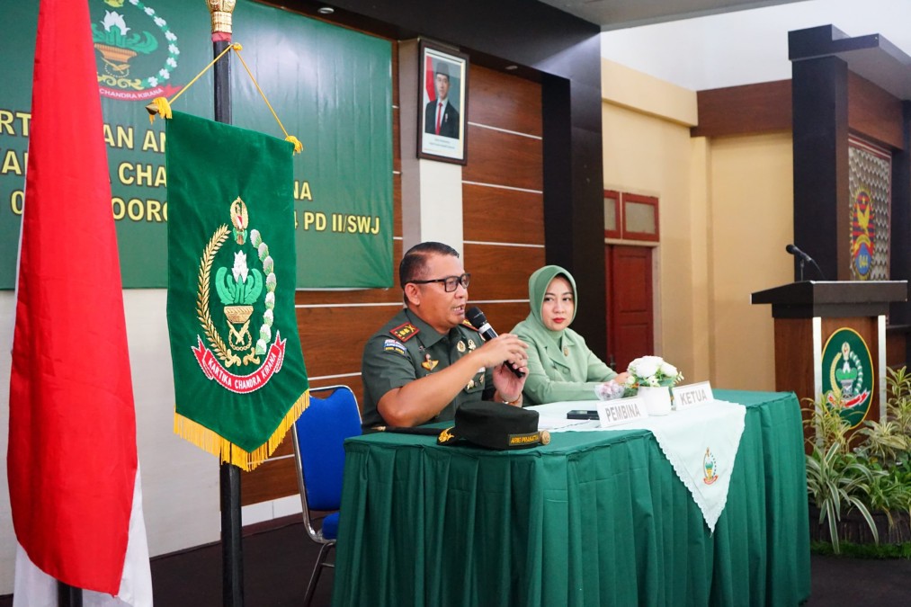 Pembina Persit KCK Cabang XVII Dim 0406 Lubuk Linggau Berikan Pengarahan Kepada Ibu-ibu Persit