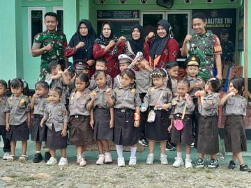 Anggota Koramil 406-03/Rupit Dampingi Anak-anak PAUD dalam Kunjungan Edukasi