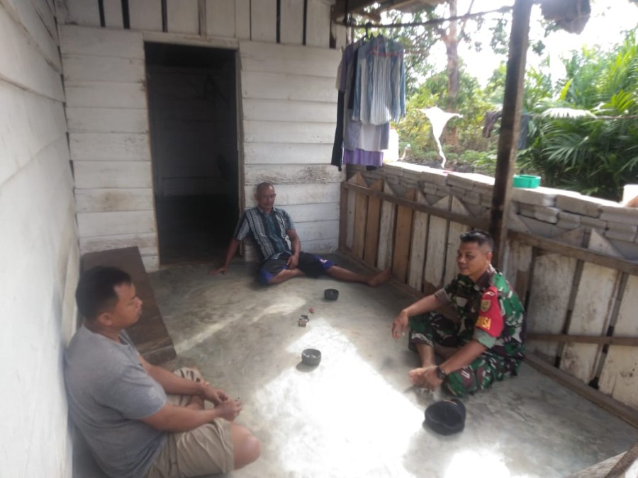 Babinsa Koramil 406-04/Muara Lakitan Jalin Komsos Kamtibmas dengan Tokoh Masyarakat Desa Tri Agung Jaya