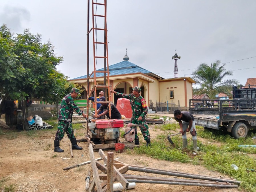 Pelaksanaan Pembuatan Sumur Bor Program Unggulan KASAD TNI Manunggal Air
