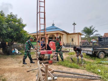 Pelaksanaan Pembuatan Sumur Bor Program Unggulan KASAD TNI Manunggal Air