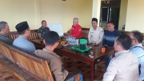 Babinsa Koramil 406-01/Rawas Ulu Tingkatkan Keakraban dengan Warga Desa Sungai Jauh Melalui Komsos