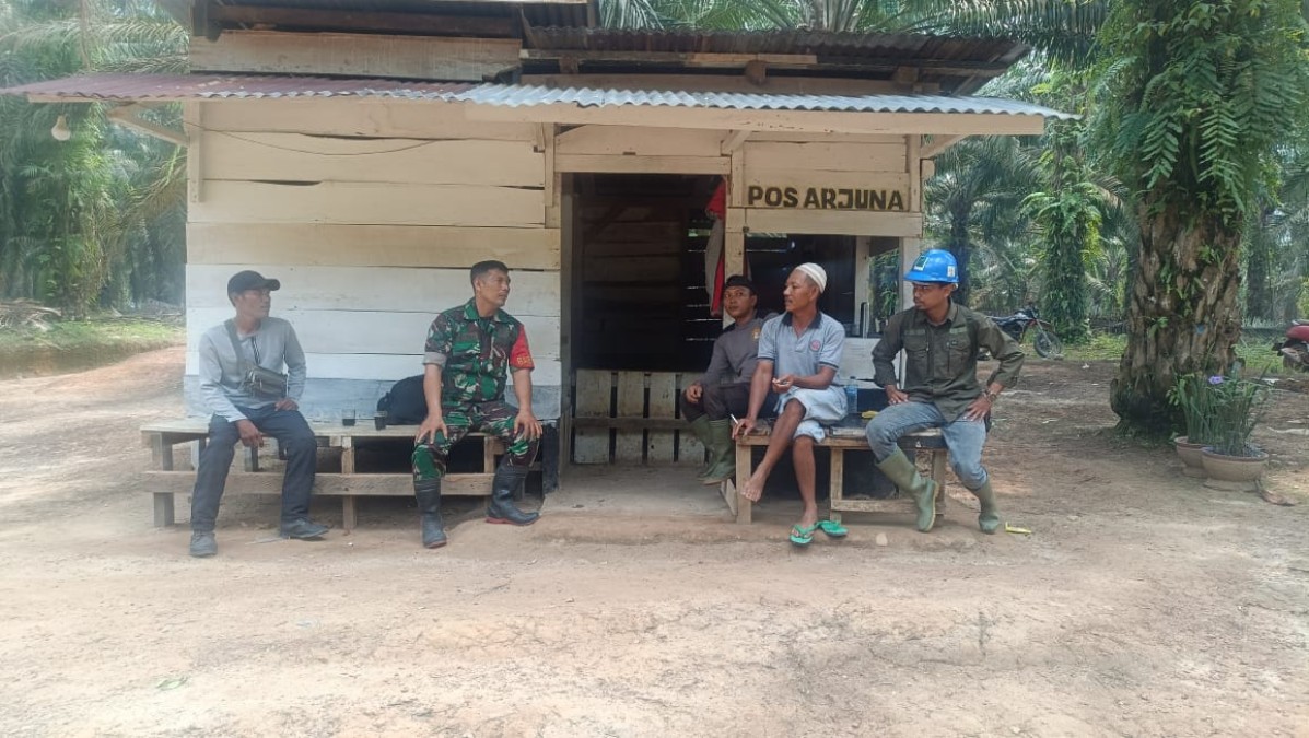 Babinsa Koramil 406-04/Muara Lakitan Sertu Antoni Jalin Komsos dengan Masyarakat dan Security Tentang Keamanan dan Pencurian Buah Sawit di Desa Anyar