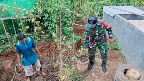 Koramil 406-01/Rawas Ulu Bantu Warga dalam Pembuatan Pupuk di Desa Sukomoro
