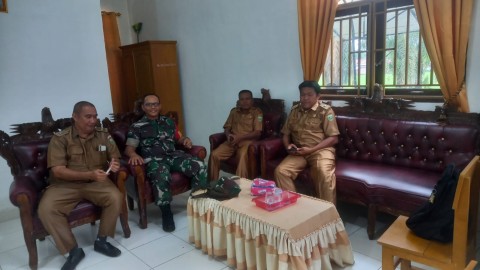 Babinsa Koramil 406-06/Tugumulyo, Serka Anca Komsos dengan Kepala Sekolah dan Guru SMA N Purwodadi di Desa Bangunsari