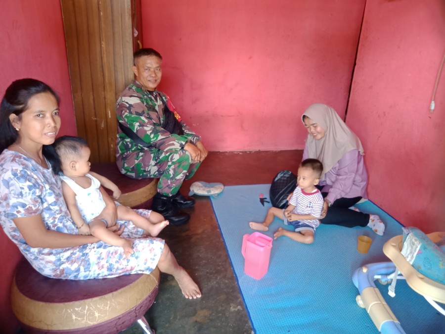 Babinsa Koramil 406-08/Lubuk Linggau Laksanakan Komsos bersama Kader PKK untuk Pantau Perkembangan Anak Stunting