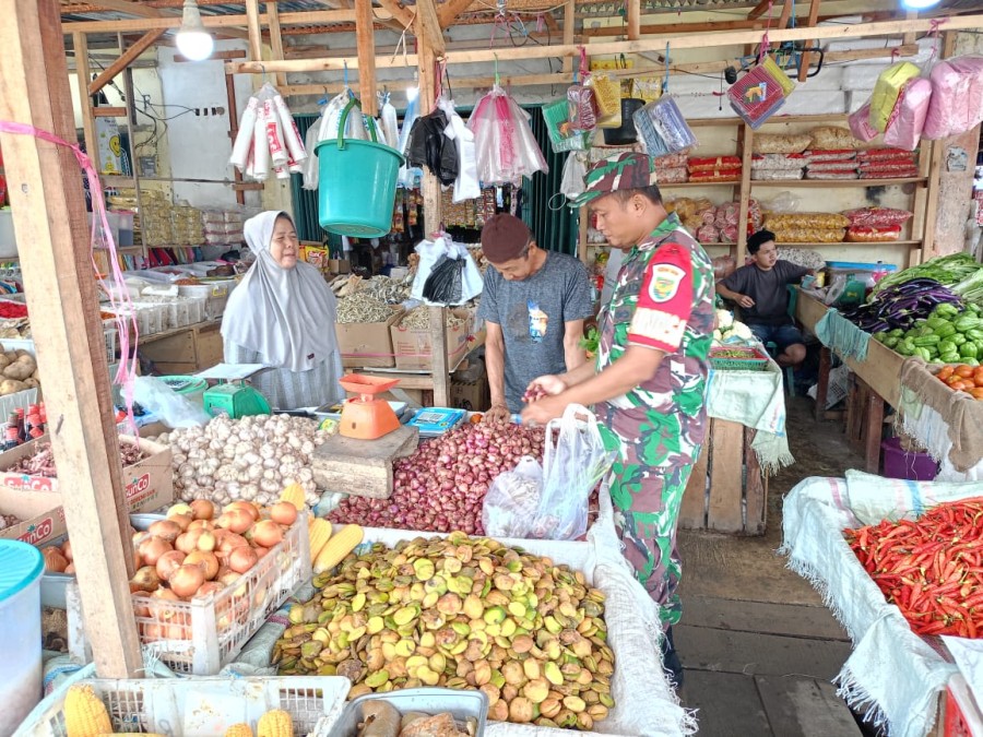 Babinsa Koramil 406-03/Rupit Laksanakan Komsos di Pasar Kalangan Desa Bukit Ulu