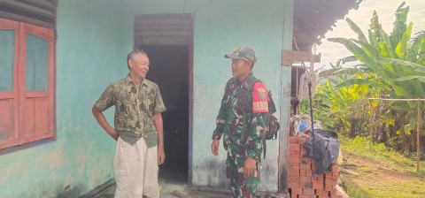 Babinsa Koramil 406-04/Muara Lakitan Sertu Tugianto Jalin Silaturahmi dan Keakraban Bersama Warga