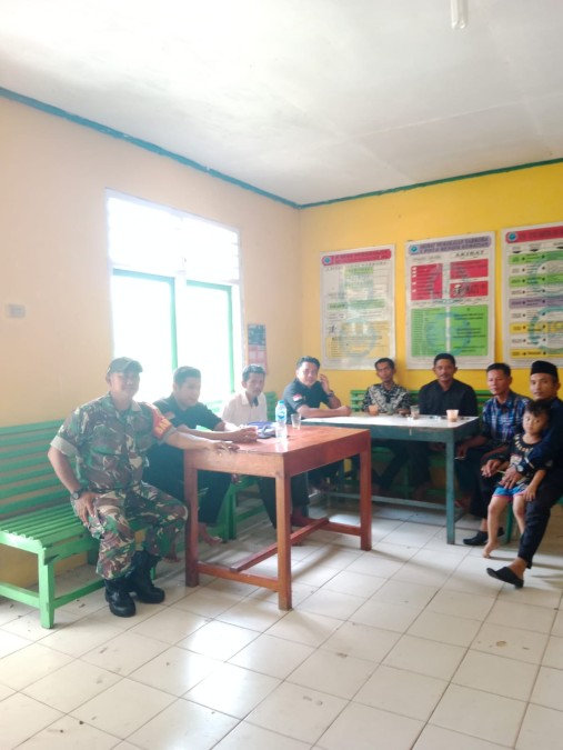 Babinsa Koramil 406-07/Jayaloka Sertu M Daud Jalin Komsos dengan Masyarakat Larangan Membakar Lahan