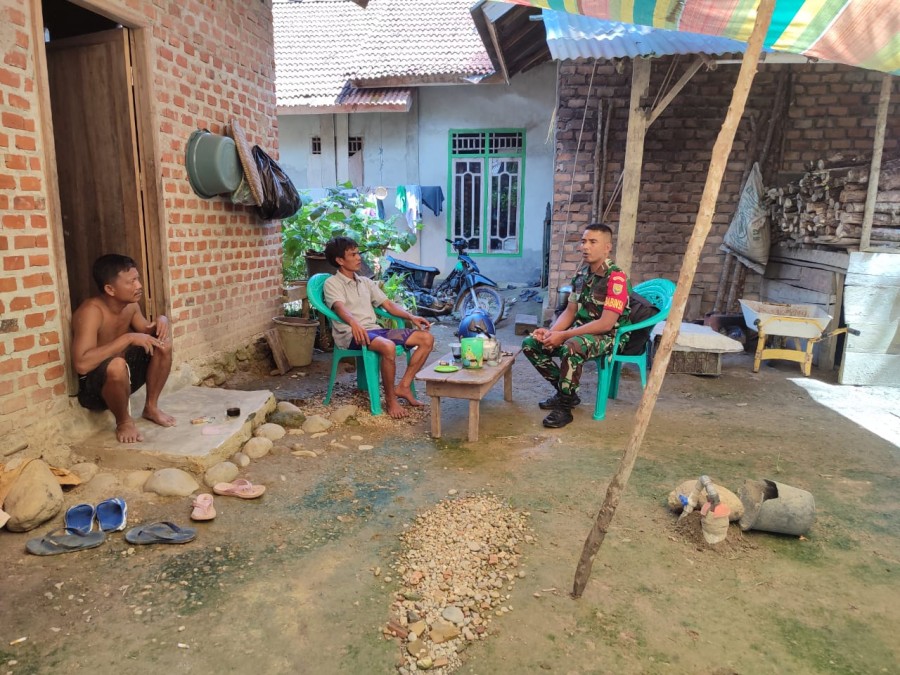 Babinsa Koramil 406-09/Terawas Sertu Adi Susanto Gelar Komsos dengan Warga Desa Sumber Karya