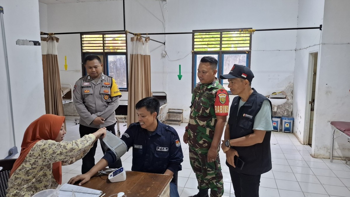 Babinsa Kopda Andes Putra Bersama Bhabinkamtibmas Dampingi PPK, Bawaslu dan PPS Cek Kesehatan Kesehatan Menjelang Pilkada Serentak 2024