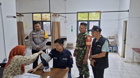 Babinsa Kopda Andes Putra Bersama Bhabinkamtibmas Dampingi PPK, Bawaslu dan PPS Cek Kesehatan Kesehatan Menjelang Pilkada Serentak 2024