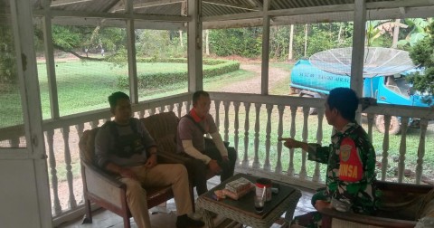 Tingkatkan Kamtibmas di wilayah binaan Serda joni Babinsa Koramil 406-04/Muara Lakitan jalin komsos dengan tokoh masyarakat