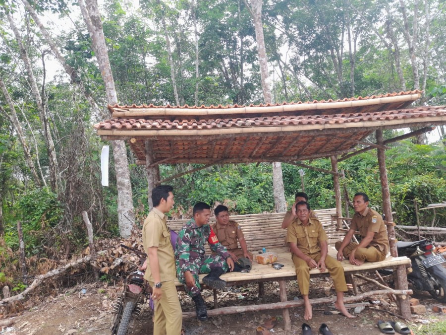 Babinsa Koramil 406-03/Rupit Laksanakan Komsos dengan Warga Desa Embacang Baru