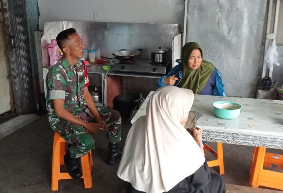 Babinsa Sertu Jhon Feri Melaksanakan Komsos Bersama Pemilik Warung Sarapan Pagi
