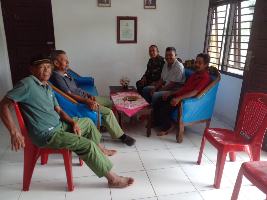 Serka Yudi Santoso, Babinsa Koramil 406-08/Lubuk Linggau Melaksanakan Komsos Bersama Lurah Menghimbau Keamanan Menjelang Pilkada 2024.